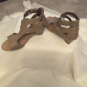 CROFT & BARROW women's shoes zips in back size6 1/2  tan